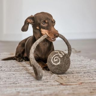 Dlouho očekávané hračky Wooliie konečně naskladněny! Koukněte na náš e-shop na tyto ručně vyráběné a přírodní hračky. . ....